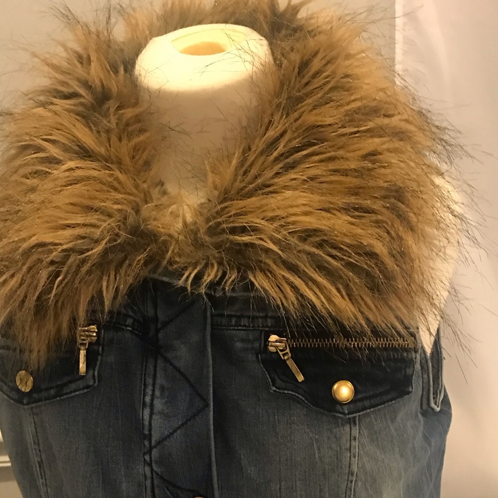 2 N 1 Denim and faux fur  detachable vest L